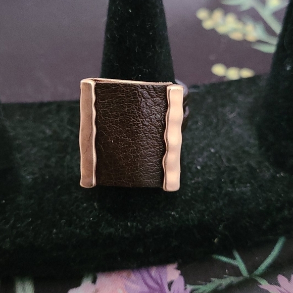 PLEATHER and Gold colored square Unique Statement Ring Size 7 - Picture 1 of 4